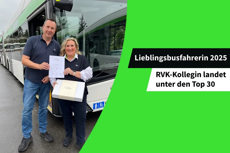 Das Bild zeigt die Busfahrerin Heike Scholz und den stellvertrtenden Niederlassungsleiter Wermelskirchen, Günter Henn, bei der Übergabe des Zertifikats