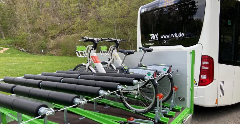 Closup auf den Fahrradanhänger hinter dem Bus, welcher die Waldlinie 815 fährt