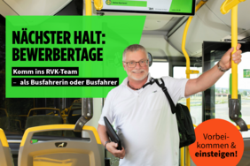 Das Bild zeigt einen Busfahrer der RVK, der in seiner rechten Hand sein Fahrtablet un mit der linken Hand eine Stange festhält