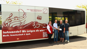 Präsentation des für den Jugendspielmannszug Nettersheim beklebten Busses.