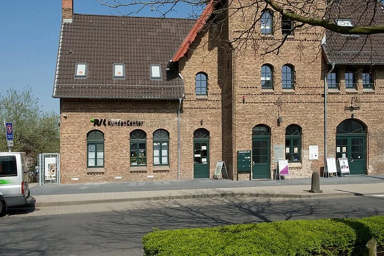 Frontalansicht des Gebäudes, in welchem das Kundencenter in Rheinbach seinen Sitz hat.