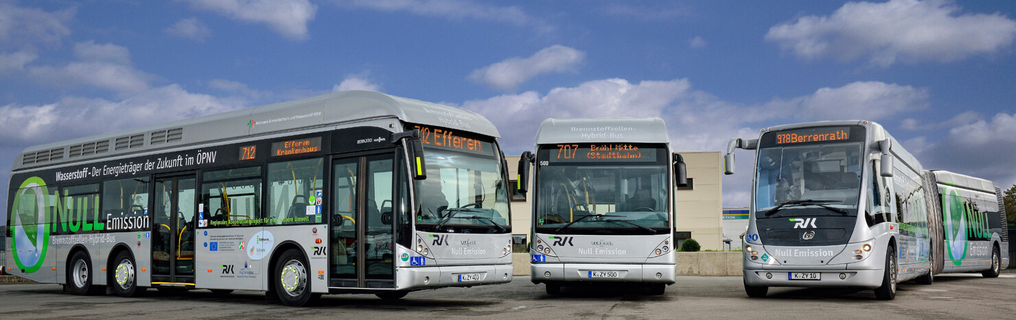 Die Brennstoffzellen-Hybridbusse der RVK Die Brennstoffzellen-Hybridbusse der RVK. Drei von vier Bussen mit dem Design Null Emission.