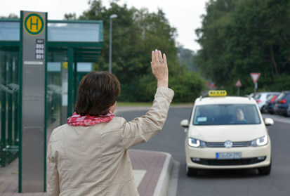 Der TaxiBusPlus fährt eine Haltestelle an.